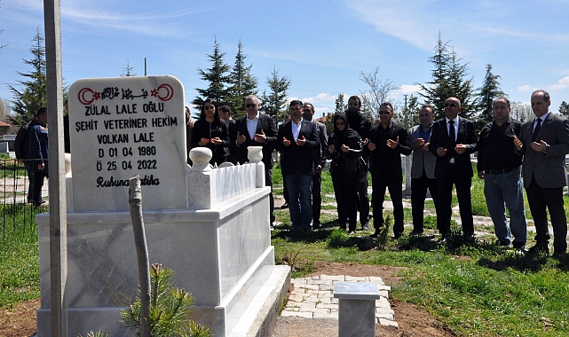 Cinayete kurban giden veteriner hekim Lale, kabri başında anıldı
