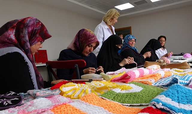 Depremzede kadınlar, el sanatlarıyla depremin izlerini silmeye çalışıyor