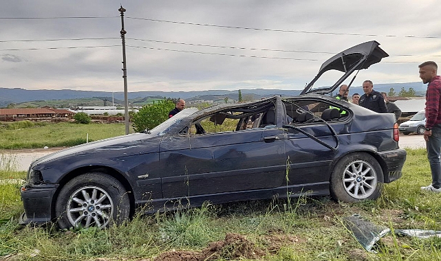 Erbaa'da devrilen otomobildeki 2 kişi yaralandı