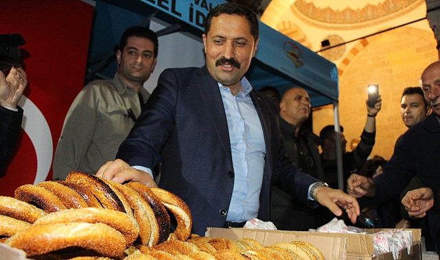 Halka simit dağıtan Vali Masatlı simit satamayan çocuğun tüm simitlerini satın aldı