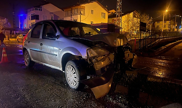 Niksar'da elektrik direğine çarpan otomobilin sürücüsü yaralandı