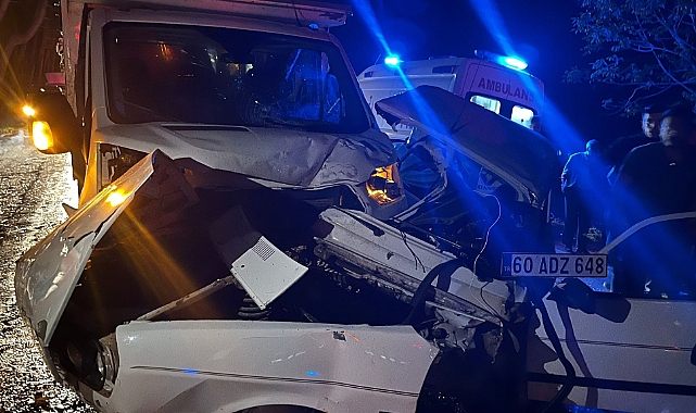 Niksar'da kamyonet ile otomobilin çarpışması sonucu 2 kişi yaralandı