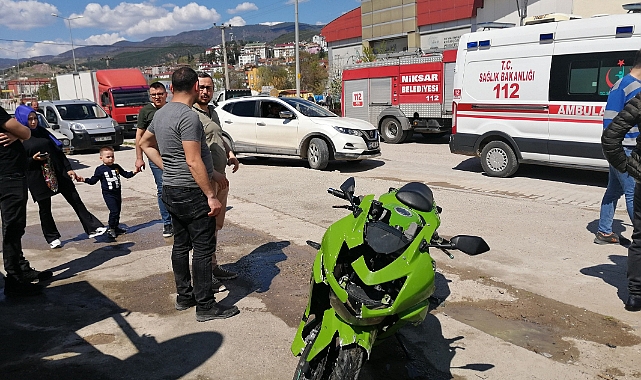 Niksar'da motosiklet otomobile çarptı: 2 yaralı