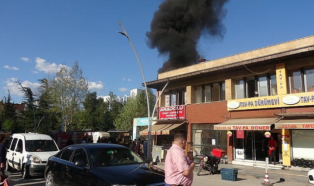 Okul bahçesinde çıkan yangını meraklı gözlerle izlediler