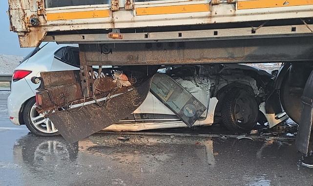 Otomobil tıra ok gibi saplandı: 1 yaralı