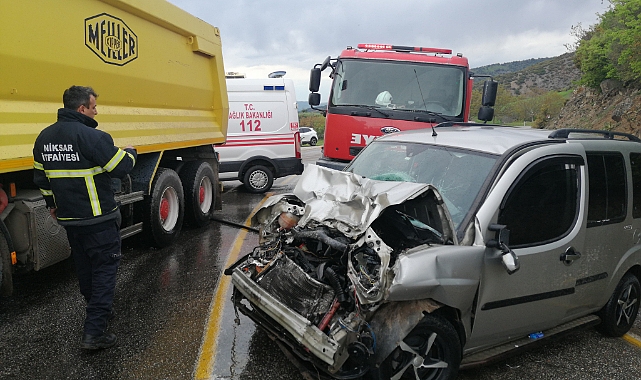 Tokat’ta hafif ticari araçla kamyon çarpıştı: 7 yaralı