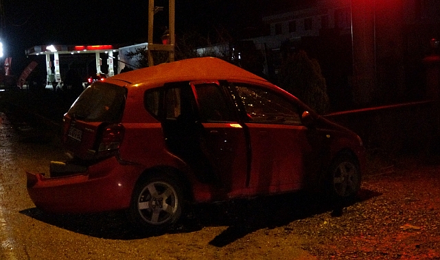 Kontrolden çıkan otomobil elektrik direğine çarptı: 1'i ağır 2 yaralı