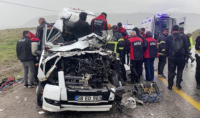 Sivas’ta servis aracı ile tır çarpıştı: 4 ölü, 1’i ağır 3 yaralı