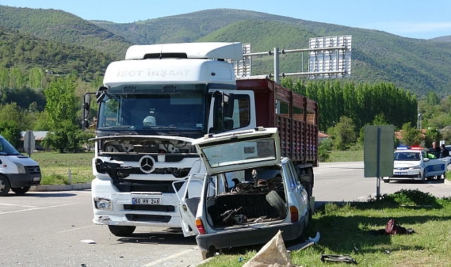 Tokat'ta tır ile otomobilin çarpıştığı kazada; tır şoförü gözaltına alındı