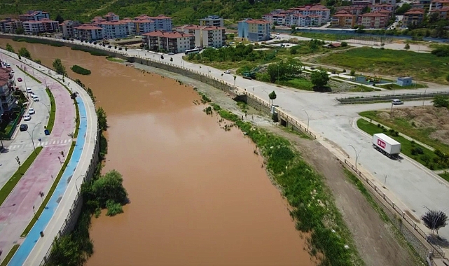 Yeşilırmak kızıla döndü