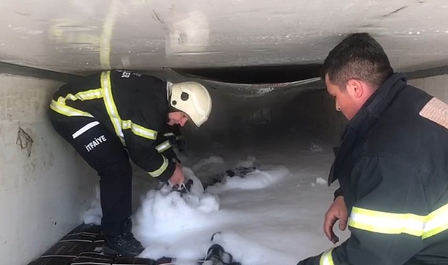 Amasya’da mangal kömürü yüklü tırda çıkan yangını itfaiye söndürdü