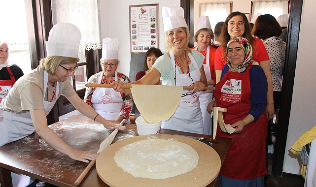 Avrupalı akademisyenler hamur açıp mantı yaptı