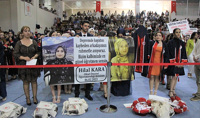 Mezuniyet töreninde ağlatan deprem pankartı