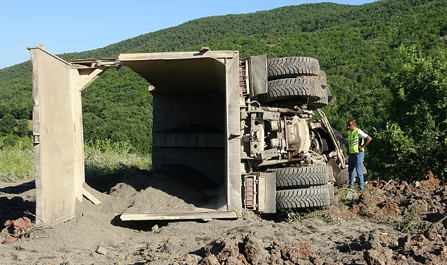 Tokat’ta otomobil ile kamyon kafa kafaya çarpıştı: 3 ölü, 2 ağır yaralı