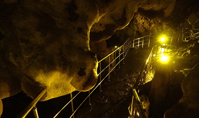 UNESCO Kültür Mirası Listesi'ndeki mağara, soğan sarkıtlarıyla dikkat çekiyor