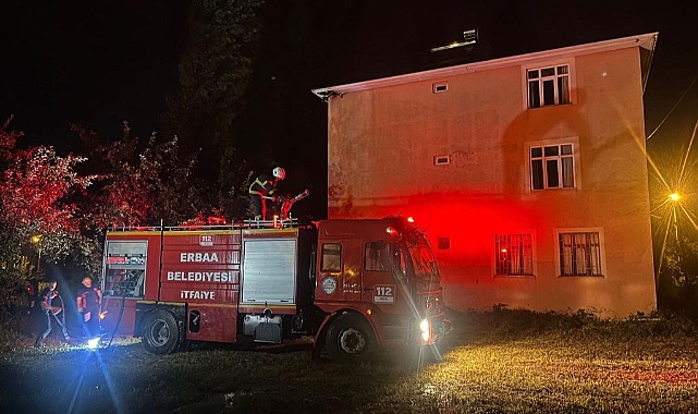 Yıldırım düşen evin çatısı yandı