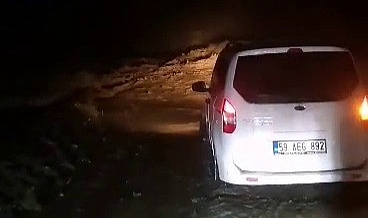 Yol kapandı, araçlar yolda kaldı