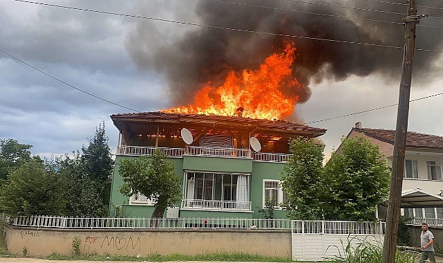 Alev alan çatı korku dolu anlar yaşattı