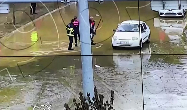 Amasya’da göle dönen yolda kalan 2 araçtaki 6 kişinin yardımına itfaiyeciler yetişti