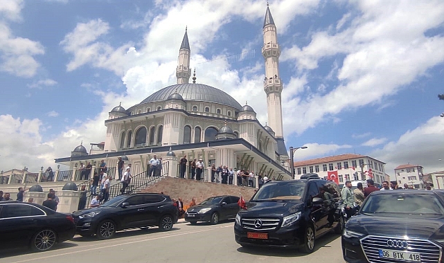Tevhid Cami ibadete açıldı