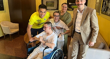 Bedensel engelli ikiz kardeşlerin Fenerbahçeli futbolcularla bir araya gelme hayali gerçek oldu