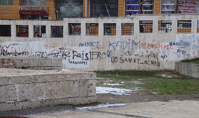 8 asırlık medreseye sprey boyayla yazılan yazılar, cezasız kalmadı