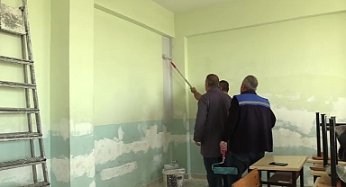 Öğrenciler para topladı, okul çalışanları sınıfları boyadı
