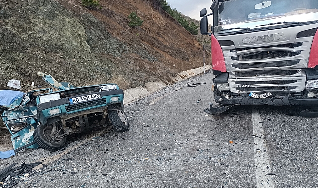 Tokat'ta tır ile otomobil çarpıştı: 2 ölü, 1 yaralı