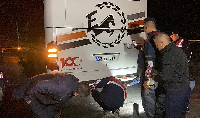 Tokat'ta yolcu otobüsüne kimliği belirsiz kişilerce ateş açıldı