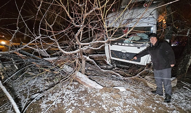 Tokat’ta tomruk yüklü tır devrildi, çevre yolu ulaşıma kapandı