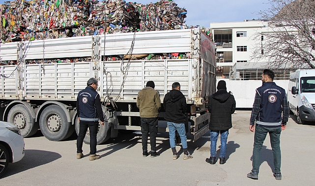 3 kaçak göçmenin çıktığı çöp yüklü tırın sürücüsü tutuklandı