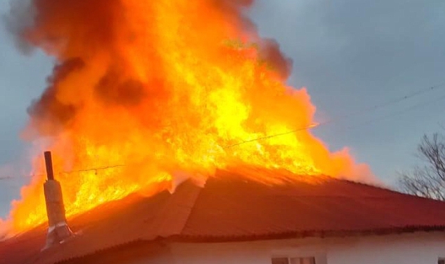 Amasya'da ahşap ev alevlere teslim oldu