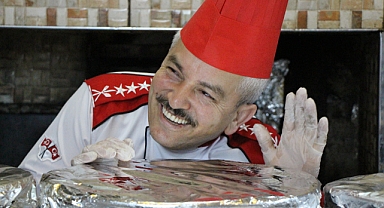 Keşkek tenceresini karpuz seçer gibi açıyor: 