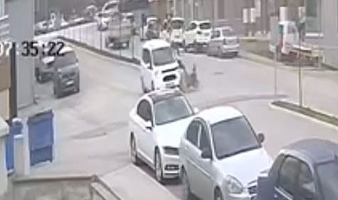 Motosikletin hafif ticari araçla çarpıştığı kaza kamerada: 1 yaralı