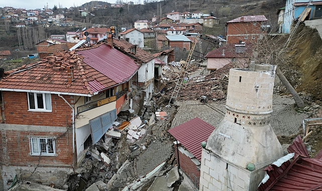 Tokat'ta yıkılan köylerini göz yaşlarıyla izlediler
