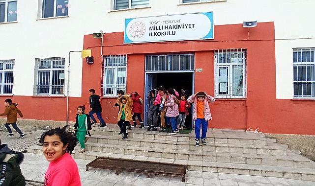 Yeşilyurt'ta 6 Şubat depremlerinin birinci yılında okullarda deprem tatbikatı yapıldı