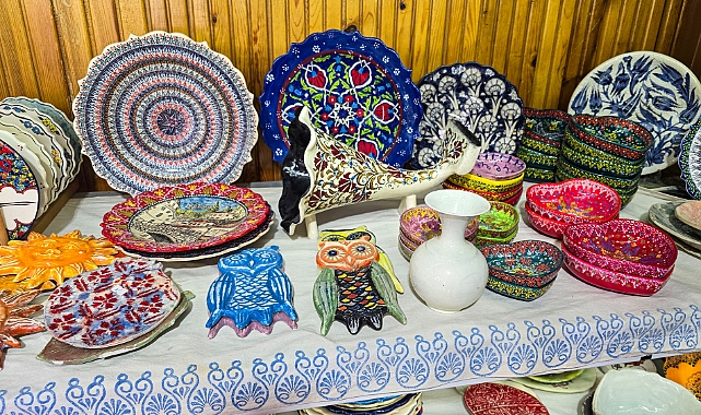 77 yaşındaki çini ustası Tokat'taki atölyesinde üretilen çinileri yurt dışına ihraç ediyor