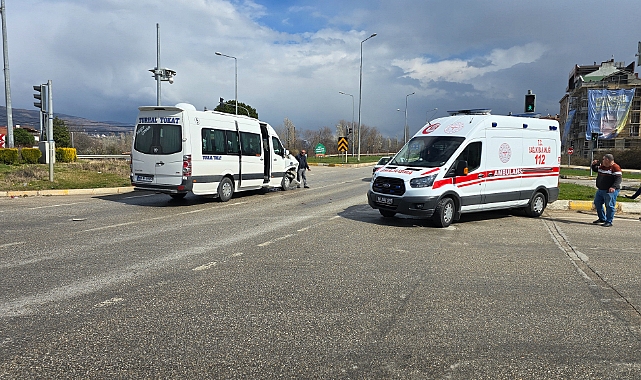 Ambulans ile minibüs çarpıştı: 2 yaralı