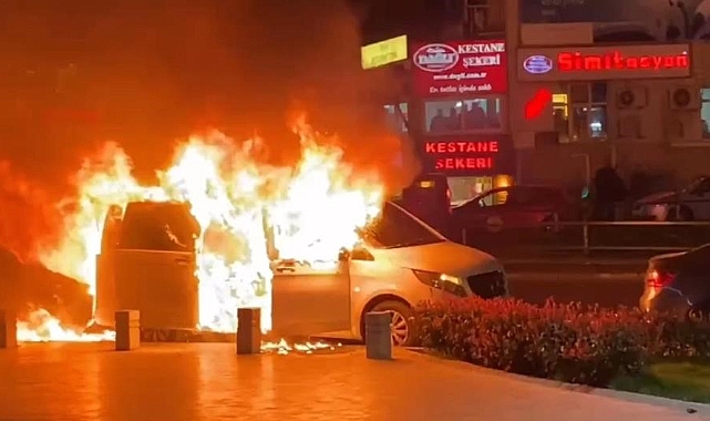 Başkan adayı gençlerle halay çekerken, VIP makam minibüsü alev alev yandı