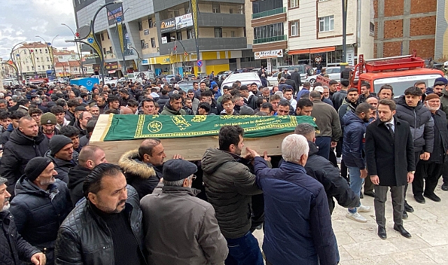 Bıçaklanarak hayatını kaybeden üniversiteli genç son yolculuğuna uğurlandı