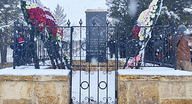 Dünyaca ünlü halk ozanı Aşık Veysel mezarı başında anıldı