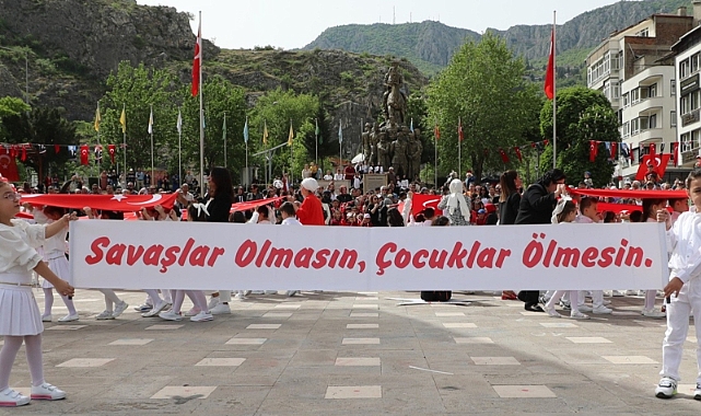 Amasyalı çocuklar 23 Nisan töreninde pankart açtı: 'Savaşlar olmasın, çocuklar ölmesin'
