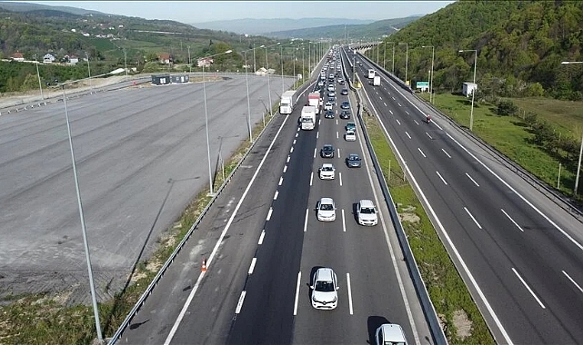 Anadolu Otoyolu'nda bayram tatili nedeniyle trafikte akıcı yoğunluk yaşanıyor