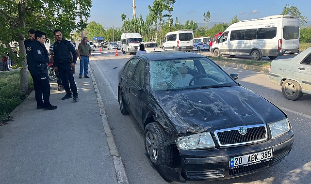 Araç hurdaya döndü, direk yerinden bile oynamadı