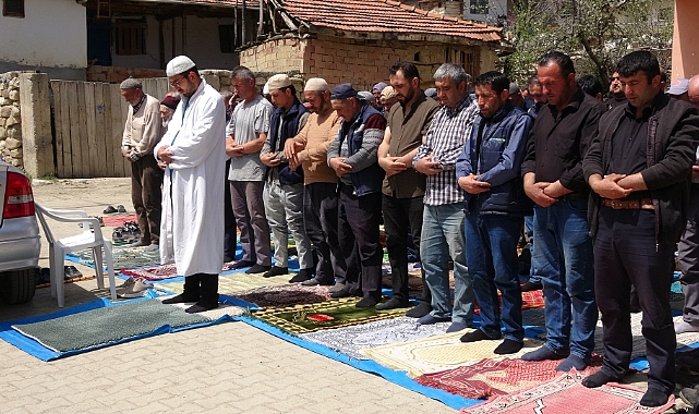 Cami depremde hasar gördü, cemaat cuma namazını köy meydanında kıldı