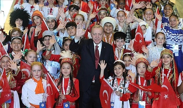 Cumhurbaşkanı Erdoğan, Türk dünyası çocukları ve TRT Çocuk Şenliği konuk çocuklarıyla bir araya geldi