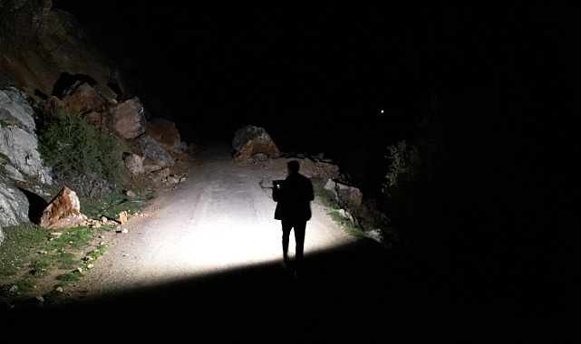 Deprem sonrası heyelan yolu kapattı, heyelan ve deprem anı anbean kaydedildi