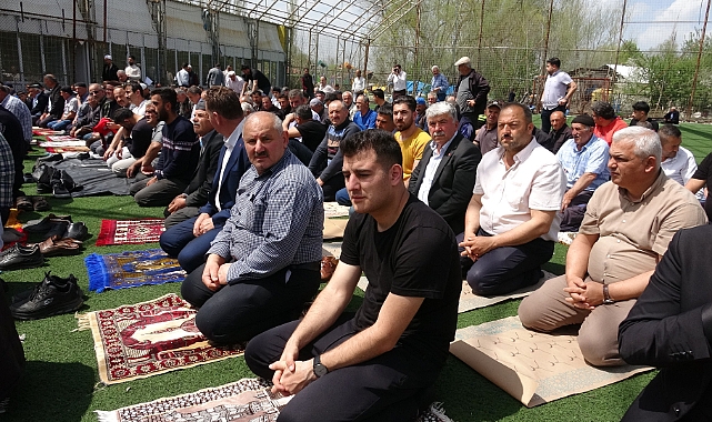 Depremin vurduğu Sulusaray’da halı sahada cuma namazı kılındı
