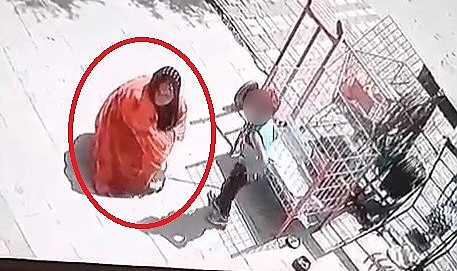 Dükkan önünde duran köpeği önce sevdi sonra çaldı, o anlar kamerada