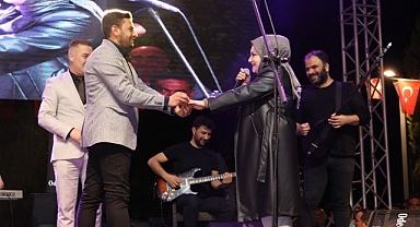 Konserde sürpriz evlilik teklifi